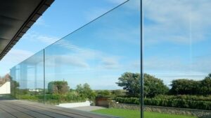 Read more about the article How Los Angeles Building Codes Affect Your Glass Installation